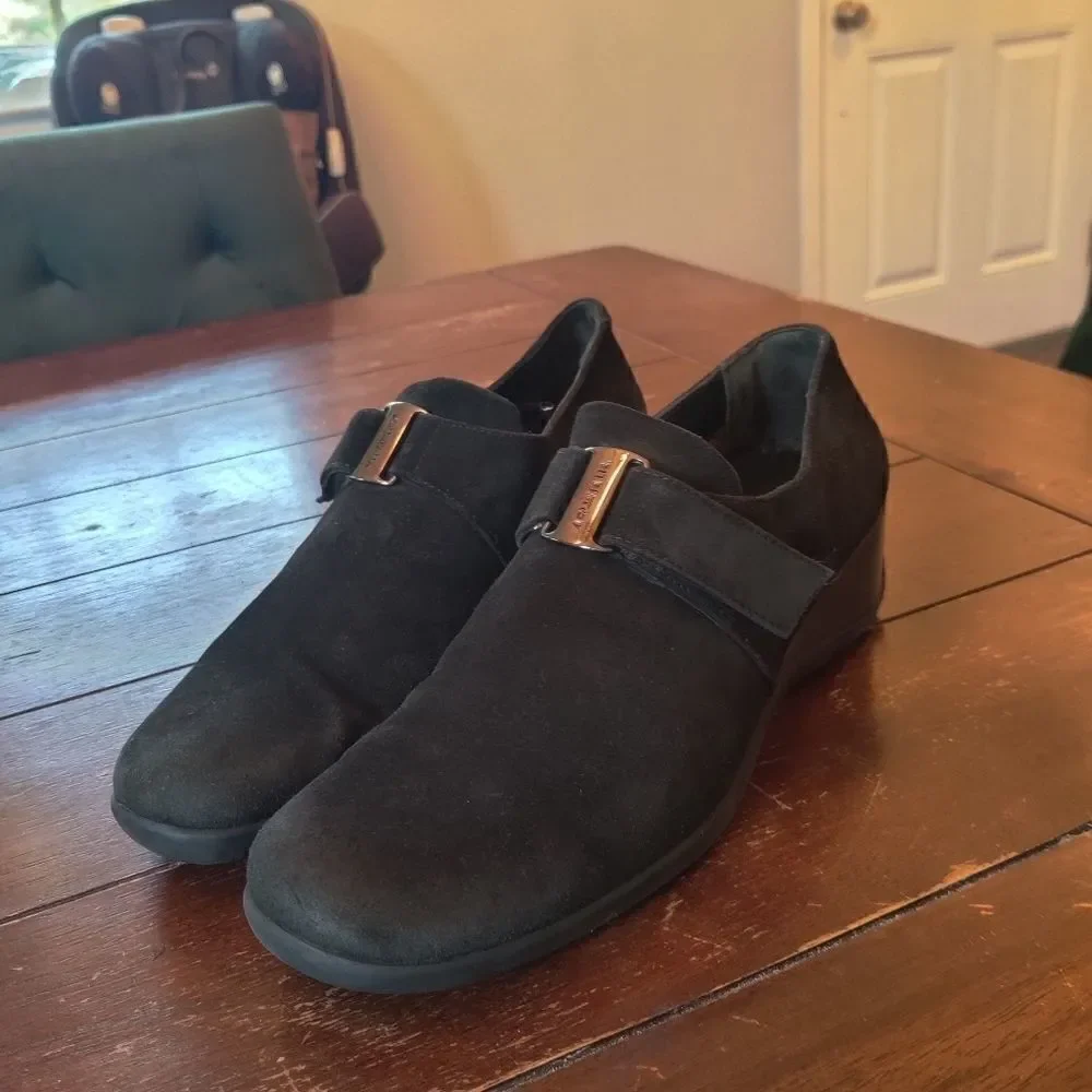 𝅺aquatalia black suede loafers wedge heel silertone hardware size 8.5